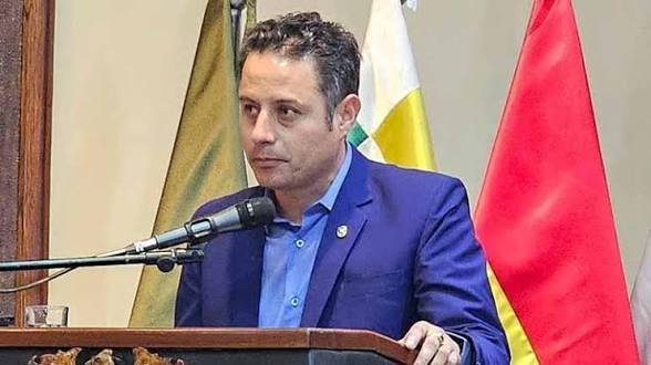 Edmand Lara difunde audio sobre presuntos pagos por vuelos en el Beni vinculados al narcotráfico